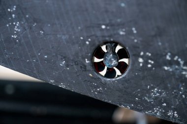 Tekne iticilerinin yakınında aşınma izleri var.