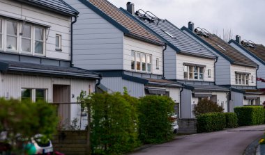 Alacakaranlıkta üniformalı çatı tasarımlı modern kasaba evleri