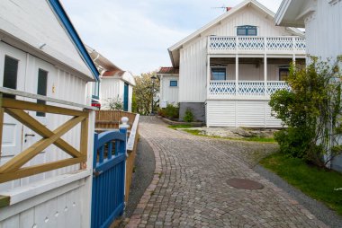 Geleneksel beyaz evlerde kaldırım taşı yolu