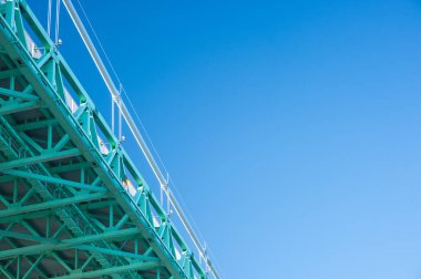 Mavi gökyüzüne karşı köprü yapısının minimalist görünümü