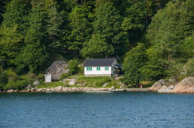 Su kenarındaki izole edilmiş beyaz kulübe.