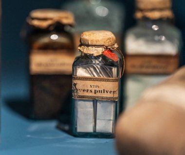 Eski model tıpa, cam ilaç şişeleri.