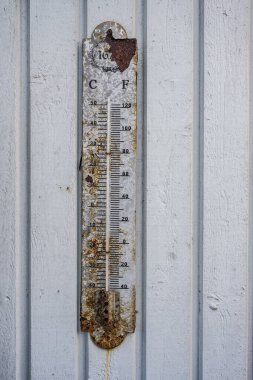 Paneldeki paslı duvar termometresinin tam görüntüsü