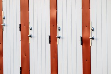 Yolcu feribotu yeşil ormanın yakınındaki iskeleye yanaştı.