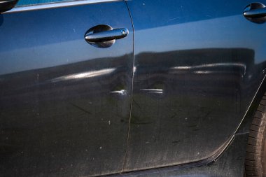 Görünür çizikler ve göçüklerle arabanın kapısını kapatın.