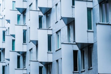 Açılı modern apartman gündüz gözüyle