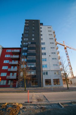 Çelişkili renklere sahip modern yüksek katlı apartman