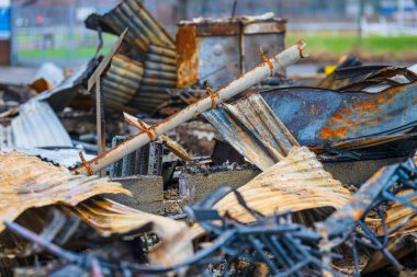 Çökmüş yapının paslanmış metal enkazı yığını.