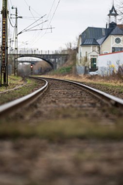 Köprüye doğru kıvrılan demiryolunun alçak açılı görüntüsü