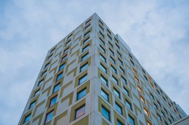 Alacakaranlıkta yüksek bina köşe perspektifi