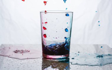 Renkli damlacıklarla su sıçrıyor.