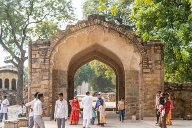 Delhi, Hindistan - 12 Ekim 2019: Alai Darwaza - Kutub Minar 'ın giriş kapısı. Kutup Minar 'ın giriş kapısı olan Alai Darwaza, Delhi Sultanlığı' ndan Ala-Uddin Khilji tarafından inşa edilmiş bir geçittir.