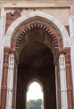 Alai Darwaza, Yeni Delhi, Hindistan 'daki Quwwat-ül İslam Camii' nin güney tarafından ana bir geçittir.