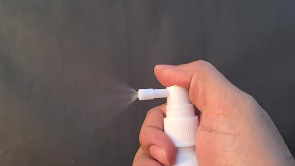 Close Plastic Spray Bottle Dispensing Liquid Black Background Grabación Cámara — Vídeos de Stock