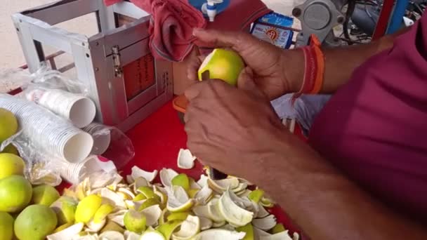 Ινδική Roadside Φρούτα Πωλητής Ξεφλουδίζοντας Πράσινο Και Κίτρινο Γλυκό Λεμόνια — Αρχείο Βίντεο