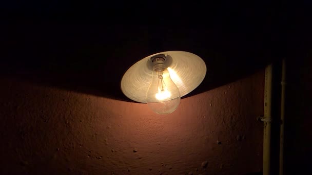 Справжня Вольфрамова Лампа Розжарювання Відключилася Старій Покинутій Кімнаті — стокове відео
