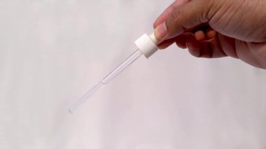 Asyalı bir adamın damlatan suyu kullandığı videoyu kapat.