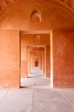 Eski Hint Tac Mahal kompleksinde bir patika. Hindistan 'daki Babür Hanedanı tarihini anlatan vintage kirişler.