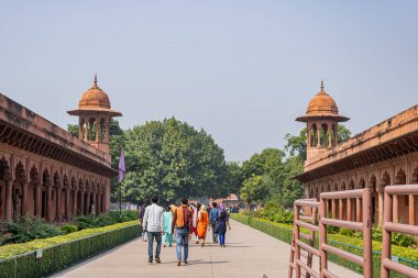 Tac Mahal Tesisi 'nin içinde, insanlar Taj Mahal' in ana kapısına doğru yürüyorlar. Dünyanın 7 harikasından birini ziyaret etmek için.