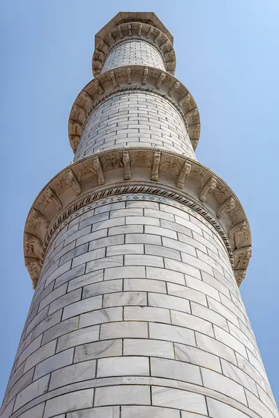 Taj Mahal 'in yan direğinin alçak açılı görüntüsü, dünyanın 7 harikasından biri, Agra India.