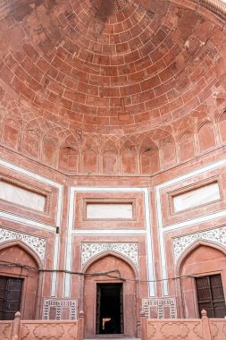 Tac Mahal yan binasının çatısı altında güzel tasarımlar, Agra, Uttarpradesh, Hindistan