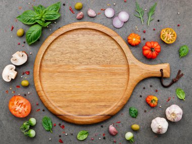 Koyu taştan arka planda ev yapımı pizza malzemeleri..