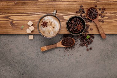 Kahve fincanı ile kavrulmuş kahve çekirdekleri..