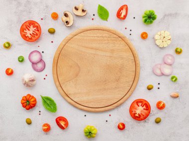 Beyaz beton arka planda ev yapımı pizza malzemeleri..