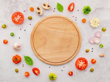 Beyaz beton arka planda ev yapımı pizza malzemeleri..