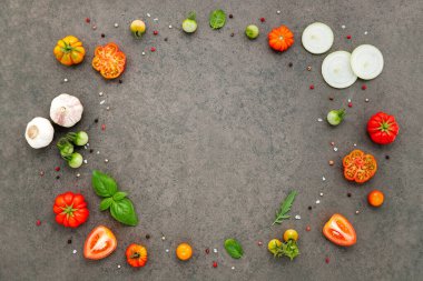 Koyu taştan arka planda ev yapımı pizza malzemeleri..