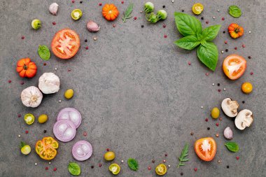 Koyu taştan arka planda ev yapımı pizza malzemeleri..