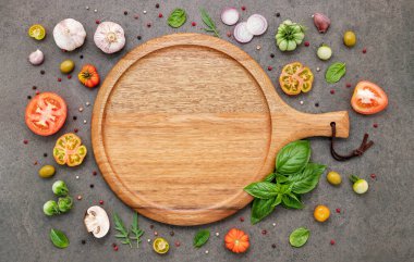 Koyu taştan arka planda ev yapımı pizza malzemeleri..