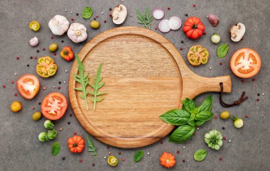 Koyu taştan arka planda ev yapımı pizza malzemeleri..