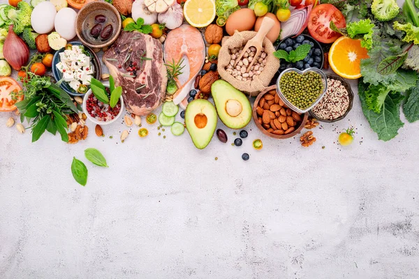 ケトジェネティック低炭水化物ダイエットの概念 健康的な食品の選択のための成分は 白の具体的な背景に設定 ストック写真