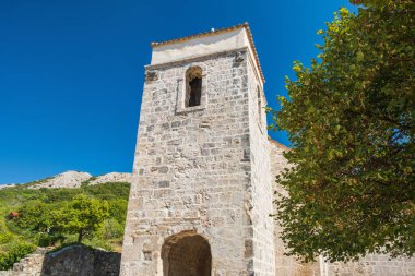 Krk Hırvatistan 'ın Baska Adası yakınlarındaki Jurndvor' daki tarihi mekan ve kilise