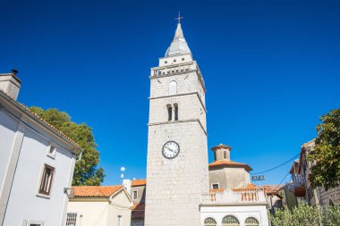 Hırvatistan 'ın Omisalj kentinde Kutsal Bakire Meryem' in Varsayımı Kilisesi 'nin çanı