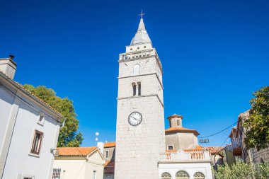 Hırvatistan 'ın Omisalj kentinde Kutsal Bakire Meryem' in Varsayımı Kilisesi 'nin çanı