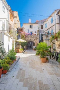 Hırvatistan 'ın Omisalj kentindeki eski romantik cadde, Krk adası