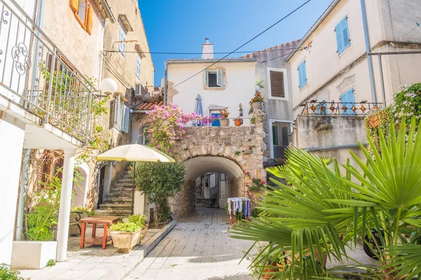 Hırvatistan 'ın Omisalj kentindeki eski romantik cadde, Krk adası