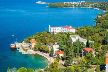 Hırvatistan 'ın Krk adasındaki Omisalj kıyı şeridinin panoramik manzarası