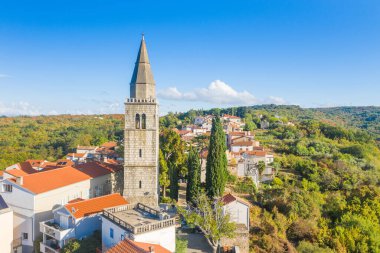 Hırvatistan 'ın Krk adasındaki eski Dobrinj kasabası, hava manzaralı