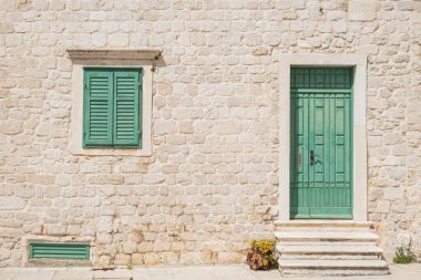 Mimari detay, kasabadaki eski taş evlerin kapı ve pencereleri ve Hırvatistan 'ın Sibenik kenti