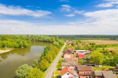 Hırvatistan 'ın doğadaki geleneksel Krapje köyü Lonjsko polje, hava manzaralı