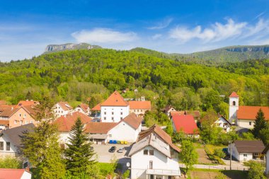 Hırvatistan 'ın Gorski kotar kentindeki Kupa nehrinin kanyonunda Brod na Kupi kasabası