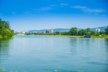 Hırvatistan 'ın Zagreb kentindeki Jarun gölünün kıyısı, güneşli yaz günü, turizm beldesi