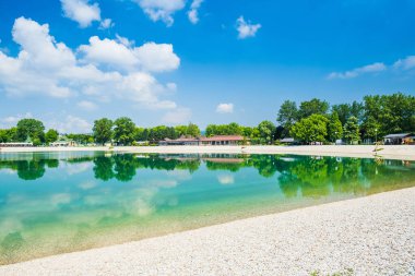 Hırvatistan 'ın Zagreb kentindeki Jarun gölünün kıyısı, güneşli yaz günü, turizm beldesi