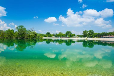 Hırvatistan 'ın Zagreb kentindeki Jarun gölünün kıyısı, güneşli yaz günü, turizm beldesi