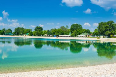 Hırvatistan 'ın Zagreb kentindeki Jarun gölünün kıyısı, güneşli yaz günü, turizm beldesi