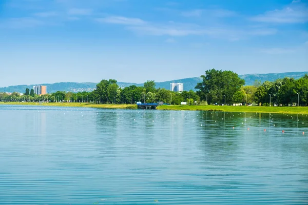 Hırvatistan 'ın Zagreb kentindeki Jarun gölünün kıyısı, güneşli yaz günü, turizm beldesi