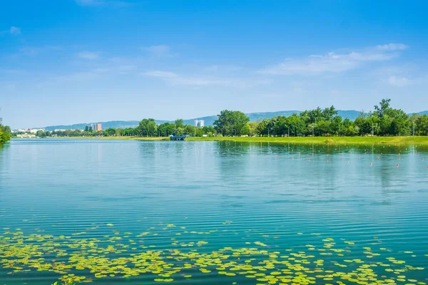 Hırvatistan 'ın Zagreb kentindeki Jarun gölünün kıyısı, güneşli yaz günü, turizm beldesi